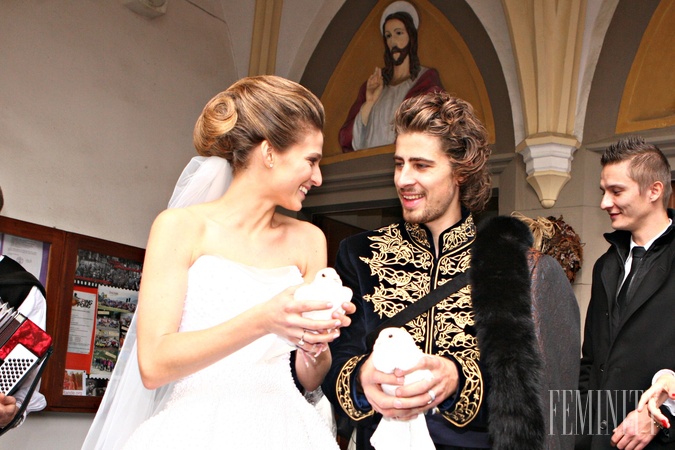Peter Sagan s manželkou Katarínou Saganovou tradične vypustili biele holubice