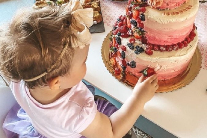 Dcérka Katky Jakeš, Izabelka, je už veľká slečna, ktorej mama vystrojila oslavu druhých narodenín ako sa patrí.