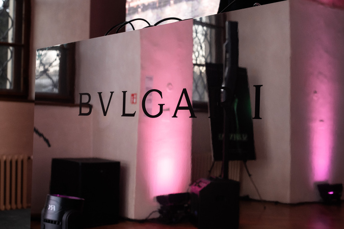 Oficiálnym partnerom filmu je taliansky klenotnícky dom Bulgari, ktorý s filmom spája nielen mocná symbolika hada, ale i dlhodobá história so svetom filmu a podporou mladých talentov Oficiálnym partnerom filmu je taliansky klenotnícky dom Bulgari, ktorý s filmom spája nielen mocná symbolika hada, ale i dlhodobá história so svetom filmu a podporou mladých talentov