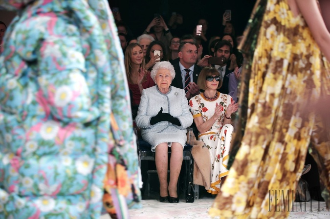 Ocenenie dostala Anna Wintour saj od zosnulej kráľovnej Alžbety II., vedľa ktorej sedela aj na London Fashion Week 2018. 