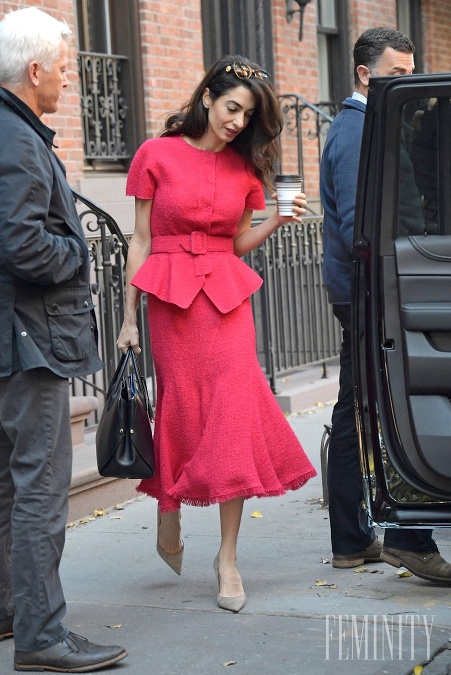 Amal Clooney má štíhlu postavu, ktorú rada zvýrazní aj širokým opaskom.