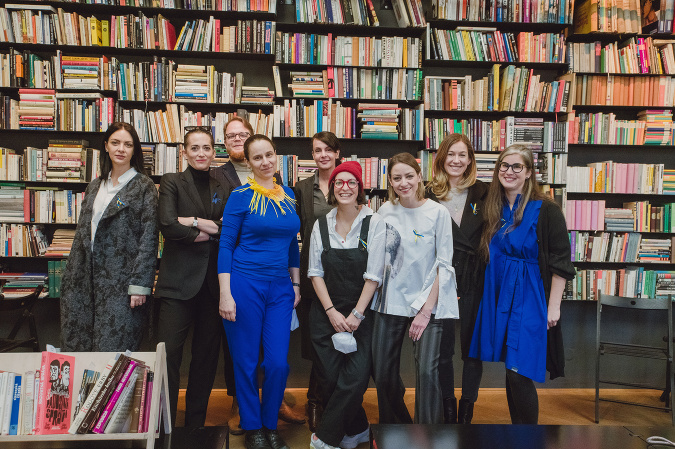 Zľava: Riaditeľka Slovak Fashion Council Zuzana Bobíková, licitátorka aukčnej spoločnosti Soga Nina Gažovičová, výtvarník András Cséfalvay, výtvarníčka Dorota Sadovská, kurátorka Blue Gallery Katarína Janáková, výtvarníčka Ivana Šáteková, PR manažérka Babsy Jagušák, výtvarníčka Tero Abaffy, riaditeľka festivalu Biela Noc Zuzana Pacáková Zľava: Riaditeľka Slovak Fashion Council Zuzana Bobíková, licitátorka aukčnej spoločnosti Soga Nina Gažovičová, výtvarník András Cséfalvay, výtvarníčka Dorota Sadovská, kurátorka Blue Gallery Katarína Janáková, výtvarníčka Ivana Šáteková, PR manažérka Babsy Jagušák, výtvarníčka Tero Abaffy, riaditeľka festivalu Biela Noc Zuzana Pacáková