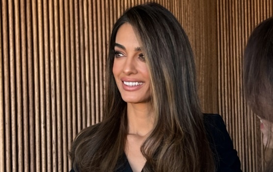 Amal Clooney vymenila svoje vlny a la morská panna aj farbu vlasov. 