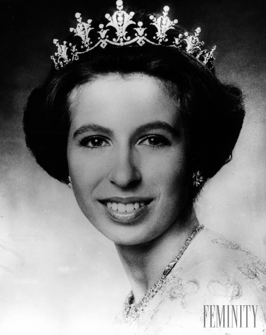 Hlavu princeznej Anne zdobila jej obľúbená diamantová diadémová čelenka, ktorú vlastní od roku 1973. Hlavu princeznej Anne zdobila jej obľúbená diamantová diadémová čelenka, ktorú vlastní od roku 1973.
