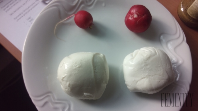 Mozzarella bola na Slovensku viac sivá a reďkovka zase oveľa menšia a po čase sa vcucla do seba