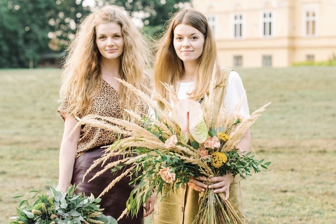 Tieto dve sestry vyrábajú vence, ktoré známe krásky milujú